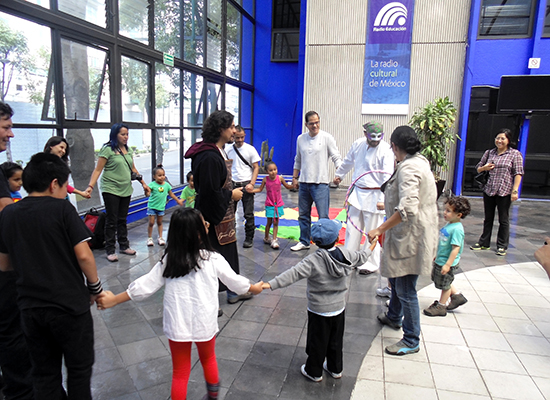 Parents and their children playing a game as part of MenEngage Mexico's fatherhood activities