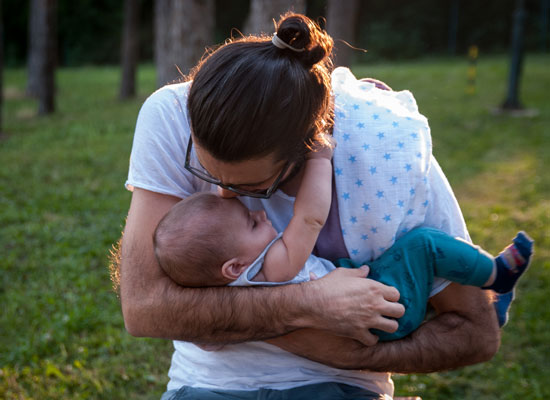 A father kisses his baby. Photo: Branko Birač / Centar E8.