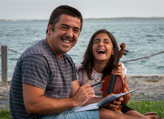 A father and daughter laugh. Photo: Branko Birač / Centar E8.